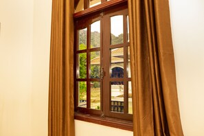 Deluxe Quadruple Room | Mountain view - Van Xuan Royal Hotel (Hoa Lu)