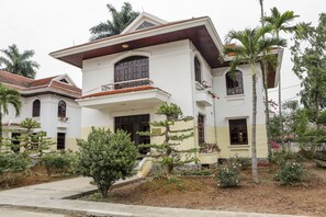 Front of property - Van Xuan Royal Hotel (Hoa Lu)