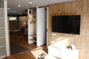 Departamento de lujo | Área de sala de estar | Smart TV y piso con calefacción