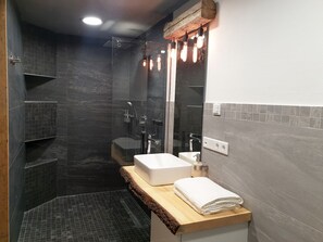 Luxe appartement | Badkamer | Een douche, gratis toiletartikelen, een haardroger, vloerverwarming