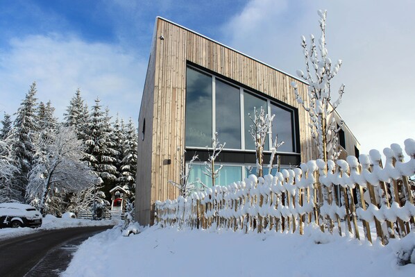 Vista frontal de la propiedad