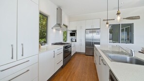 Kjøleskap, mikrobølgeovn, ovn og oppvaskmaskin