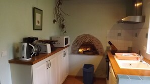 Een koelkast, een microgolfoven, een oven, een kookplaat