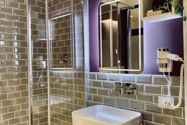 Tripla Deluxe (Ballerina 5) | Bagno | Doccia, soffione a pioggia, set di cortesia gratuito, asciugacapelli