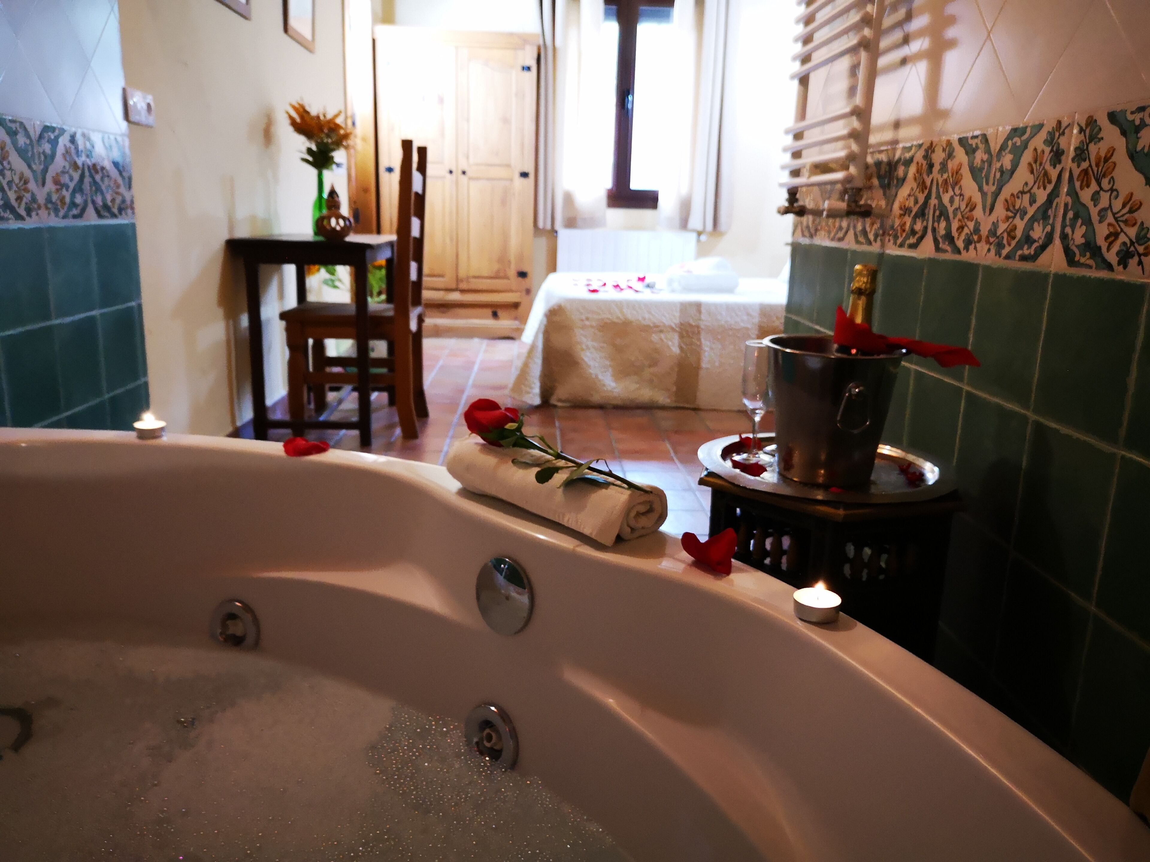 Romantic Apartment | Private spa tub