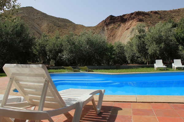 Außenpool (je nach Saison geöffnet), Sonnenschirme, Liegestühle