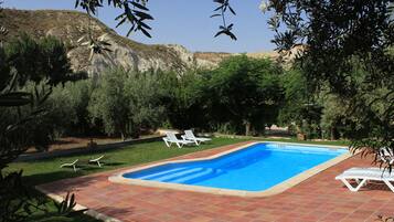 Een seizoensgebonden buitenzwembad, parasols voor strand/zwembad
