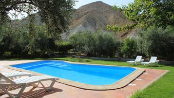 Een seizoensgebonden buitenzwembad, parasols voor strand/zwembad