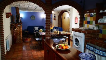 Apartamento romántico, 3 habitaciones (Nazari) | Cocina privada | Frigorífico grande, horno, placa de cocina y tostadora
