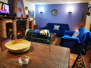 32-inch LED TV with digital channels, TV, DVD player - Apartamentos La Suerte (Hinojares)