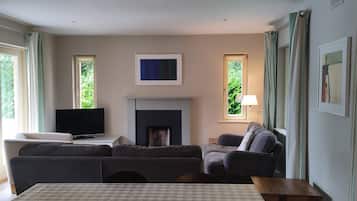 Casa rural | Sala d'estar | Televisor LCD i llar de foc