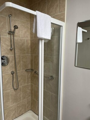 Deep-soaking bathtub - Dunkerron Woods 3 Bedroom 4027 (Kenmare)