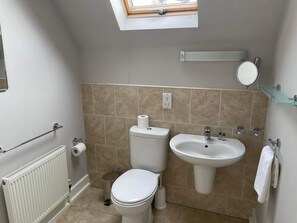 Deep-soaking bathtub - Dunkerron Woods 3 Bedroom 4027 (Kenmare)
