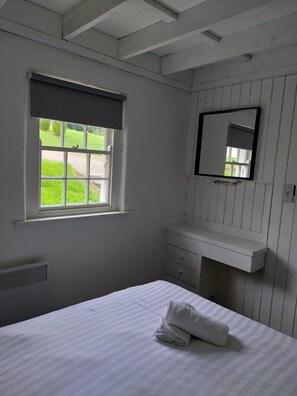 3 bedrooms, travel cot, bed sheets
