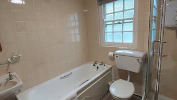 Cottage | Bathroom | Deep-soaking bathtub, shampoo