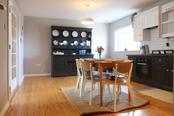 Cottage | Cuisine privée | Réfrigérateur, plaque de cuisson, lave-vaisselle, cafetière/bouilloire