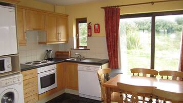 Cottage | Private kitchen | Dishwasher, high chair, cookware/dishes/utensils