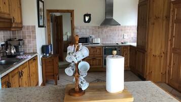 Cottage | Private kitchen | Dishwasher, highchair, cookware/dishes/utensils