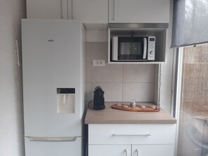 Kylskåp, mikrovågsugn, ugn och brödrost