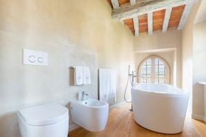 Suite (Castello) | Salle de bain | Chaussons, bidet, serviettes fournies