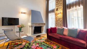 Suite (Castello) | Area soggiorno | TV a schermo piatto