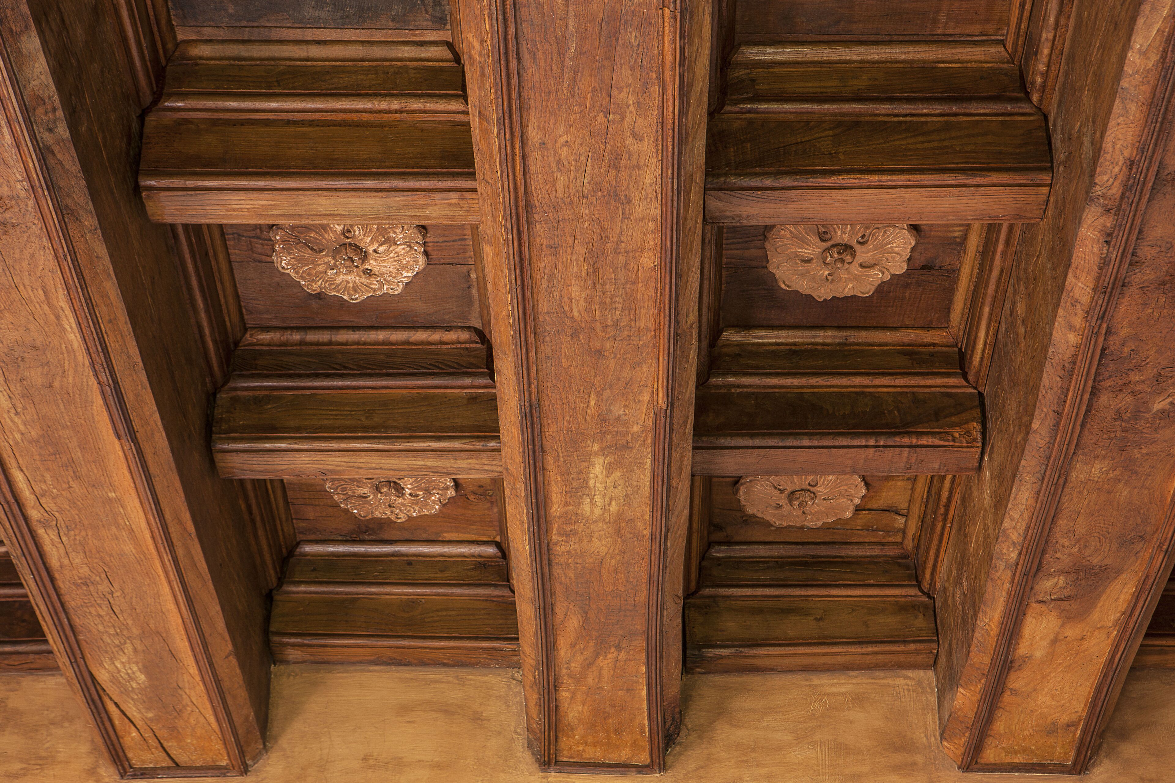 Una escalera de madera con intrincados adornos y acabado pulido.