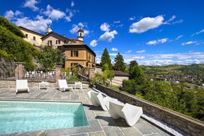 Seasonal outdoor pool - Relais Villa del Borgo (Canelli)