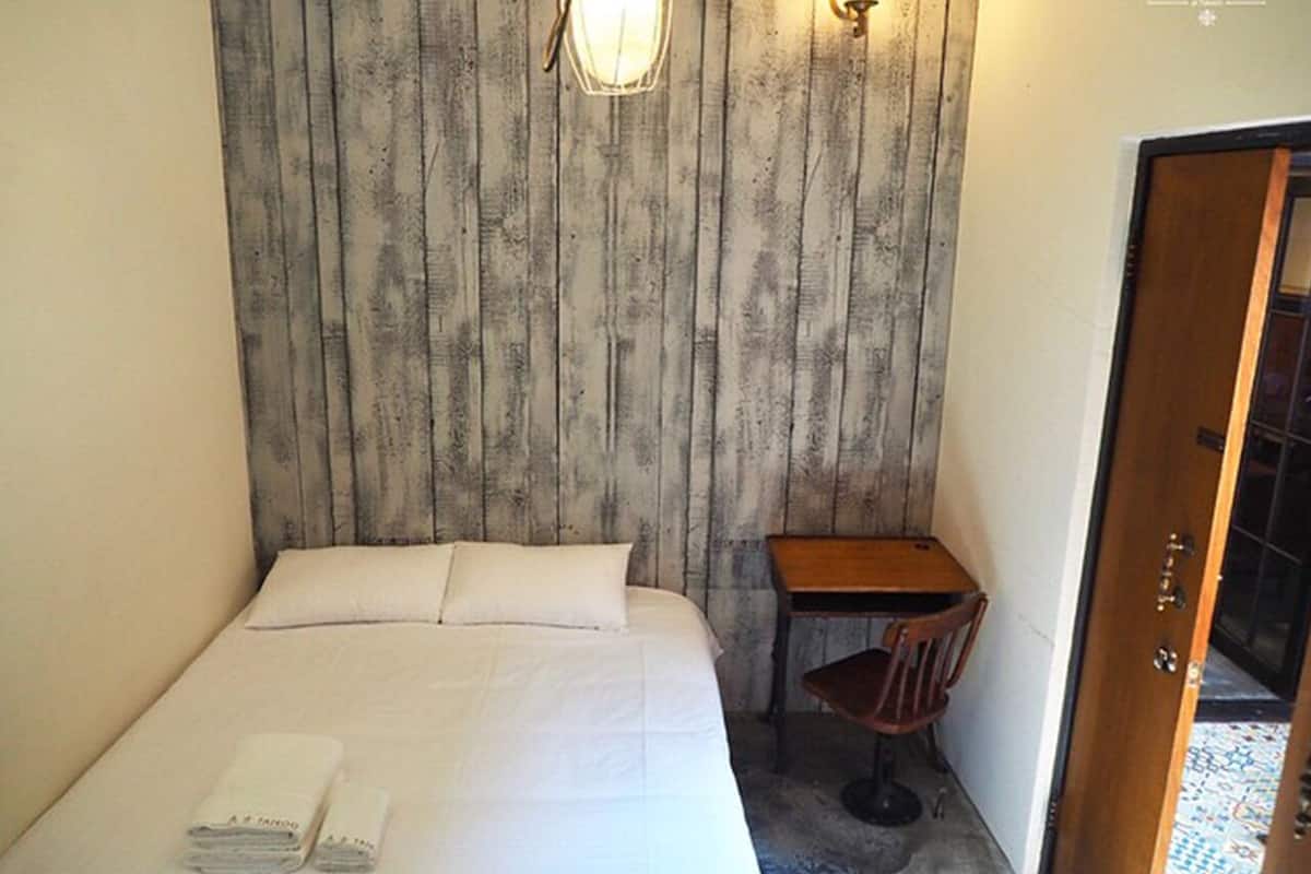 Gallery Double Room, 1 Double Bed, Ensuite (202) | 1 bedroom, individually decorated, individually furnished, desk