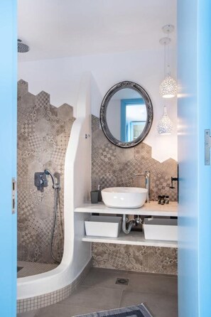 Dusche, Haartrockner, Handtücher, Seife
