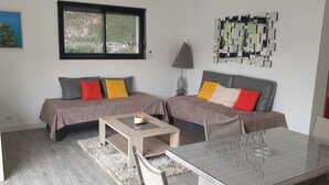 A modern living room with two sofas, a coffee table, and a glass-top dining table. - PORTICCIO QUIET AND CLIMATE VILLA 5 MIN FROM FOOT OF AGOSTA BEACH (Albitreccia)
