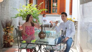 Outdoor dining - MIMOSA apartment. (Cenaia)