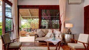 Villa, 4 habitaciones | Zona de estar | Una televisión de pantalla plana, un reproductor de DVD