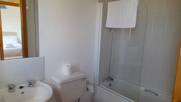 Cottage | Bathroom | Deep soaking tub, shampoo