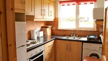 Lavavajillas, trona infantil y utensilios de cocina