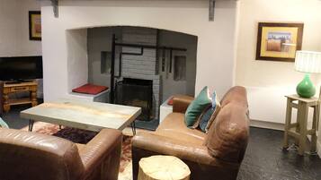 Cottage | Living room | LCD TV, fireplace