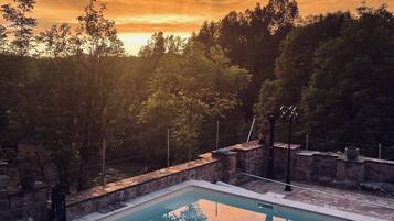 Inomhuspool och utomhuspool