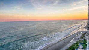 Beach nearby - Oceanfront Condo,King Suite,HIGH Floor Views,Pools (Myrtle Beach)