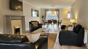Living area - Bunratty Town House No 6 (Bunratty)