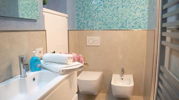 Căn hộ, 2 phòng ngủ | Phòng tắm | Buồng tắm vòi sen, vòi sen phun mưa, máy sấy tóc, chậu vệ sinh/vòi rửa