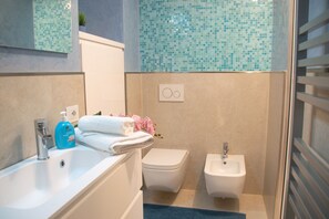 Apartamento, 2 quartos | Banheiro | Chuveiro, chuveiro com efeito de chuva, secador de cabelo, bidê