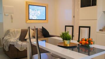 Appartement, 2 slaapkamers | Woonruimte | Een flatscreentelevisie