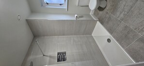 Deep soaking tub - Bunratty West No 4010 (Bunratty)