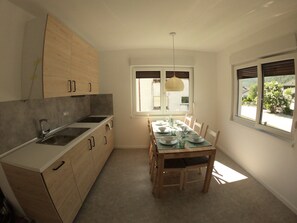 Kühlschrank, Mikrowelle, Herdplatte, Geschirrspüler