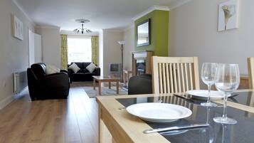 Feriehus | Opholdsområde | LCD-tv, pejs