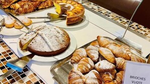 Leipomon vitriini, jossa on esillä erilaisia leivonnaisia, kuten briossia ja muita vastaavia.
