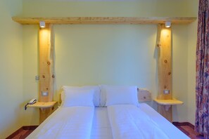 Standard Double or Twin Room | In-room safe, free WiFi, bed sheets - Park Hotel Faloria (Canazei)