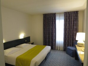 Hochwertige Bettwaren, Zimmersafe, Schreibtisch, schallisolierte Zimmer