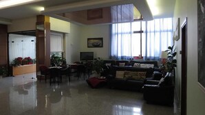 Un'ampia zona giorno con divano, televisore a schermo piatto e tavolo da pranzo.