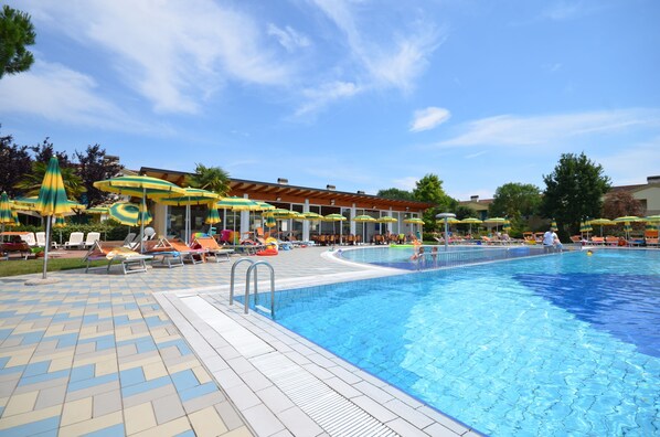 Bar en bord de piscine