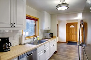 Refrigerador, microondas, horno y parrilla de estufa